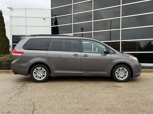 Used 2012 Toyota Sienna XLE image 2
