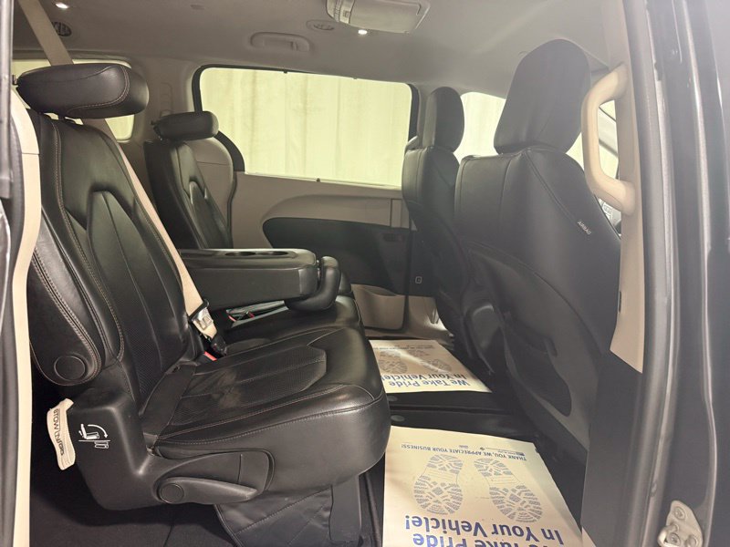 Used 2018 Chrysler Pacifica Touring-L FWD image 11