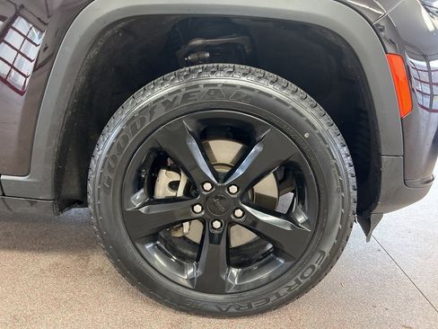 Certified 2023 Jeep Grand Cherokee L Limited w/ Black Appearance Package image 29