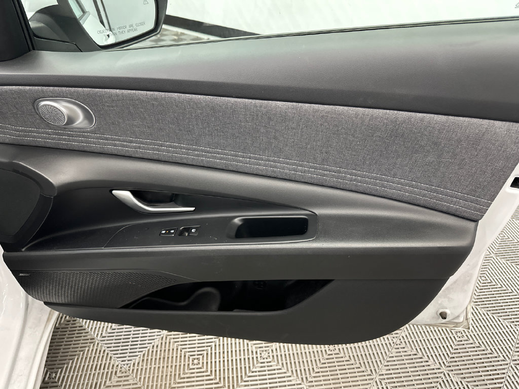 Used 2025 Hyundai Elantra Limited FWD image 16