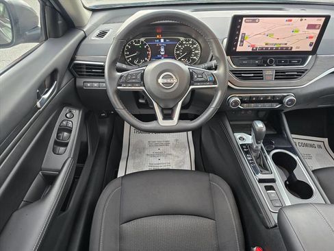 Used 2024 Nissan Altima 2.5 SV w/ SV Premium Package FWD image 3