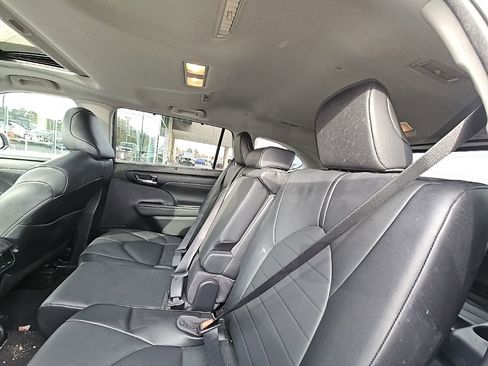 Used 2021 Toyota Highlander XLE image 11