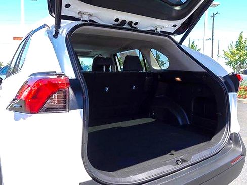 Used 2021 Toyota RAV4 XLE w/ Convenience Package FWD image 22