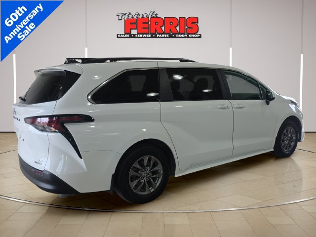 Used 2024 Toyota Sienna LE FWD image 5