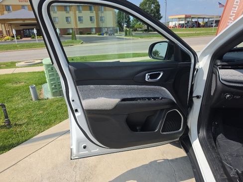 Used 2024 Jeep Compass Latitude AWD/4WD image 21