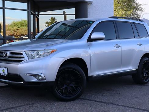 Used 2013 Toyota Highlander Plus FWD image 2