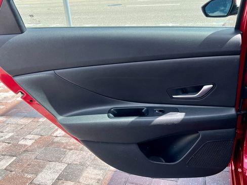 Used 2021 Hyundai Elantra SE FWD image 40