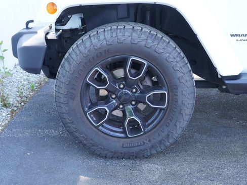 Used 2018 Jeep Wrangler Unlimited Sahara AWD/4WD image 6