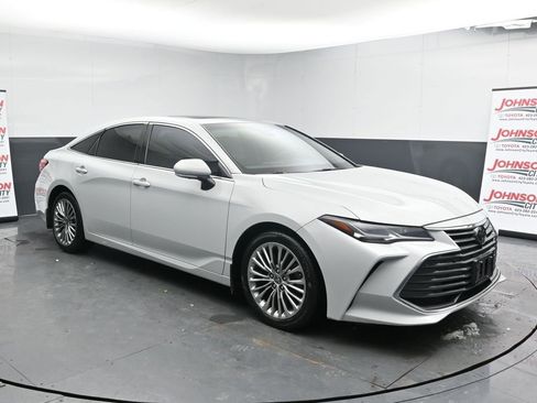 Used 2022 Toyota Avalon Limited image 2