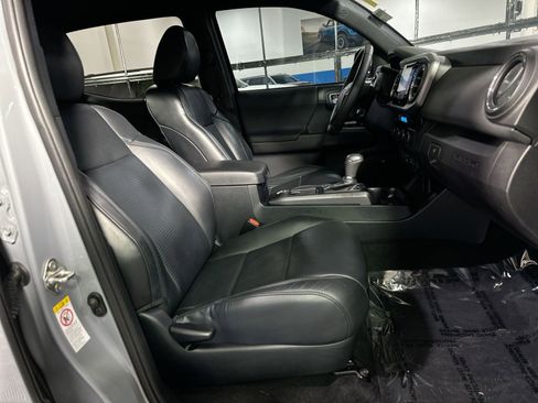 Used 2018 Toyota Tacoma SR image 36
