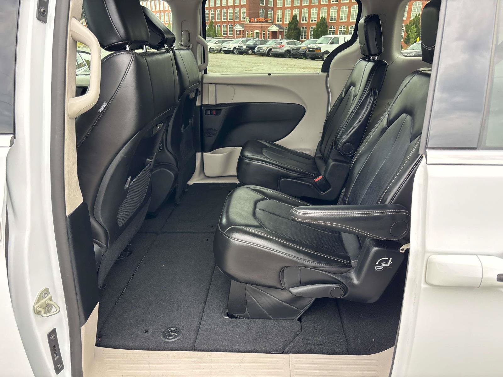 Used 2024 Chrysler Pacifica Touring-L FWD image 12