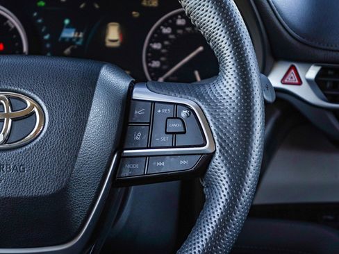 Used 2023 Toyota Sienna Limited image 18