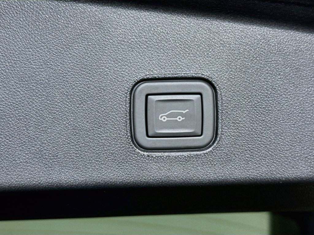 Used 2024 Cadillac Lyriq Sport AWD/4WD image 32