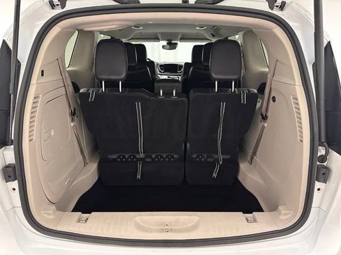 Used 2023 Chrysler Pacifica Touring-L FWD image 21