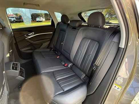 Used 2021 Audi e-tron Premium Plus w/ Premium Plus Package image 22