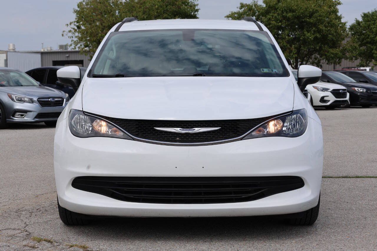 Used 2020 Chrysler Voyager Lxi FWD image 2