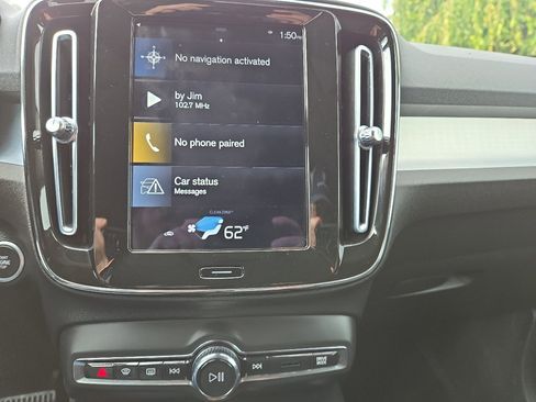 Used 2021 Volvo XC40 T4 Momentum image 19