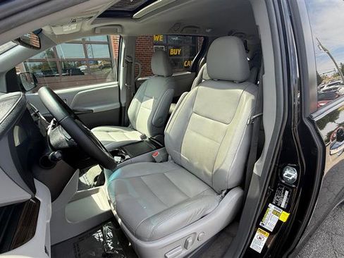 Used 2017 Toyota Sienna XLE image 34