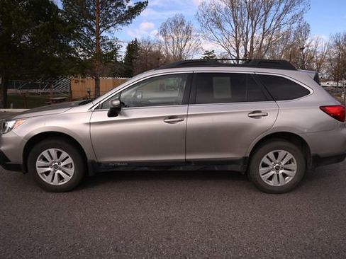 Used 2017 Subaru Outback 2.5i Premium image 2