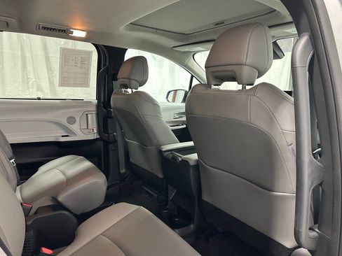 Used 2025 Toyota Sienna XLE image 57