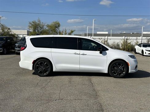 New 2026 Chrysler Pacifica Select image 2