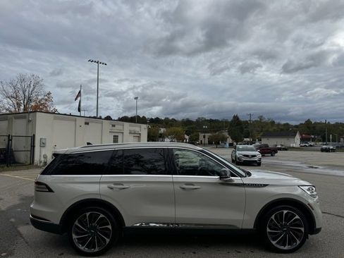 Used 2022 Lincoln Aviator Reserve w/ Equipment Group 201A image 4