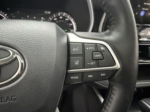 Used 2024 Toyota Highlander XLE image 18