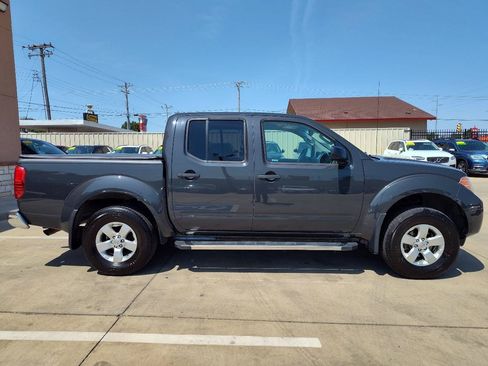 Used 2013 Nissan Frontier SV w/ SV Value Truck Pkg AWD/4WD image 3