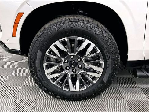 Used 2025 Chevrolet Suburban Z71 image 10