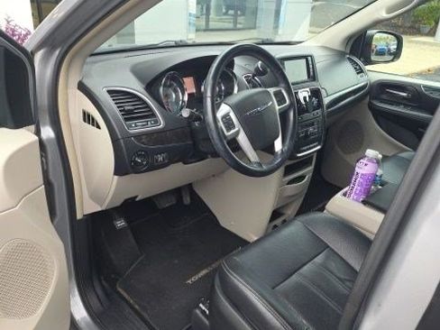 Used 2015 Chrysler Town & Country Touring FWD image 8