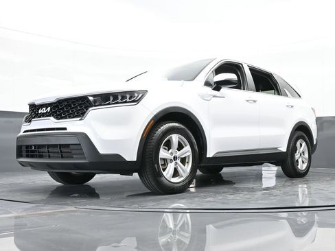 Used 2023 Kia Sorento LX image 47