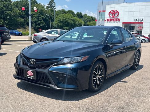 Used 2021 Toyota Camry SE w/ Cold Weather Package FWD image 3
