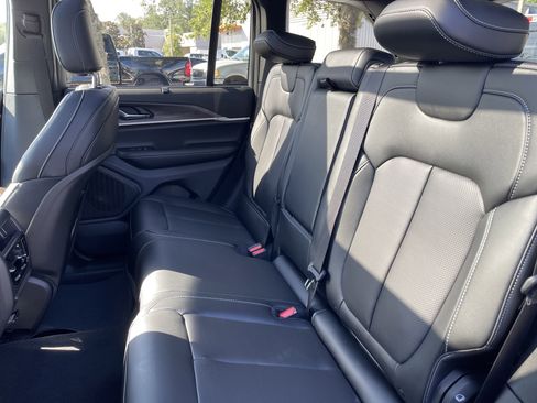 New 2025 Jeep Grand Cherokee Limited w/ Luxury Tech Group II image 38