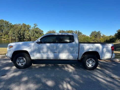 Used 2016 Toyota Tacoma SR image 2