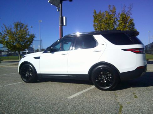 Used 2018 Land Rover Discovery HSE image 18