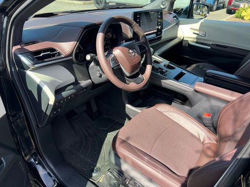 Certified 2024 Toyota Sienna Platinum image 10