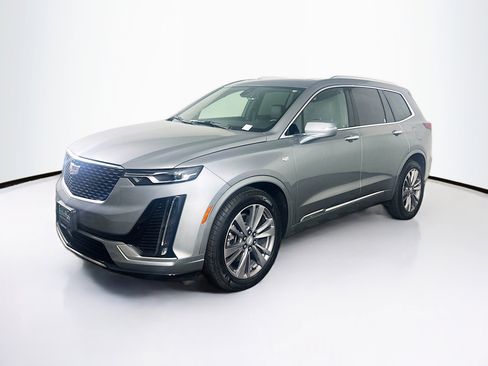 Used 2025 Cadillac XT6 Premium Luxury image 3