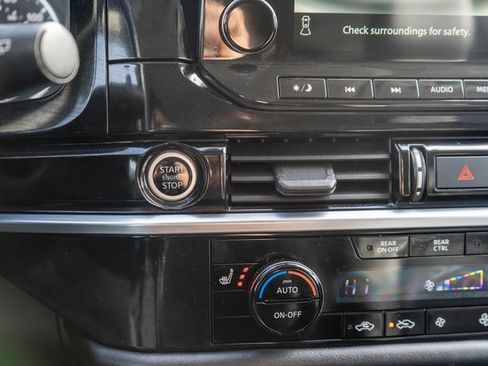 Used 2024 Nissan Pathfinder SL w/ Black Appearance Package image 29