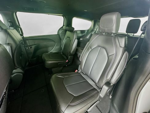 Used 2026 Chrysler Pacifica Select AWD/4WD image 29