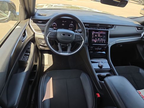 Used 2025 Jeep Grand Cherokee Altitude image 12