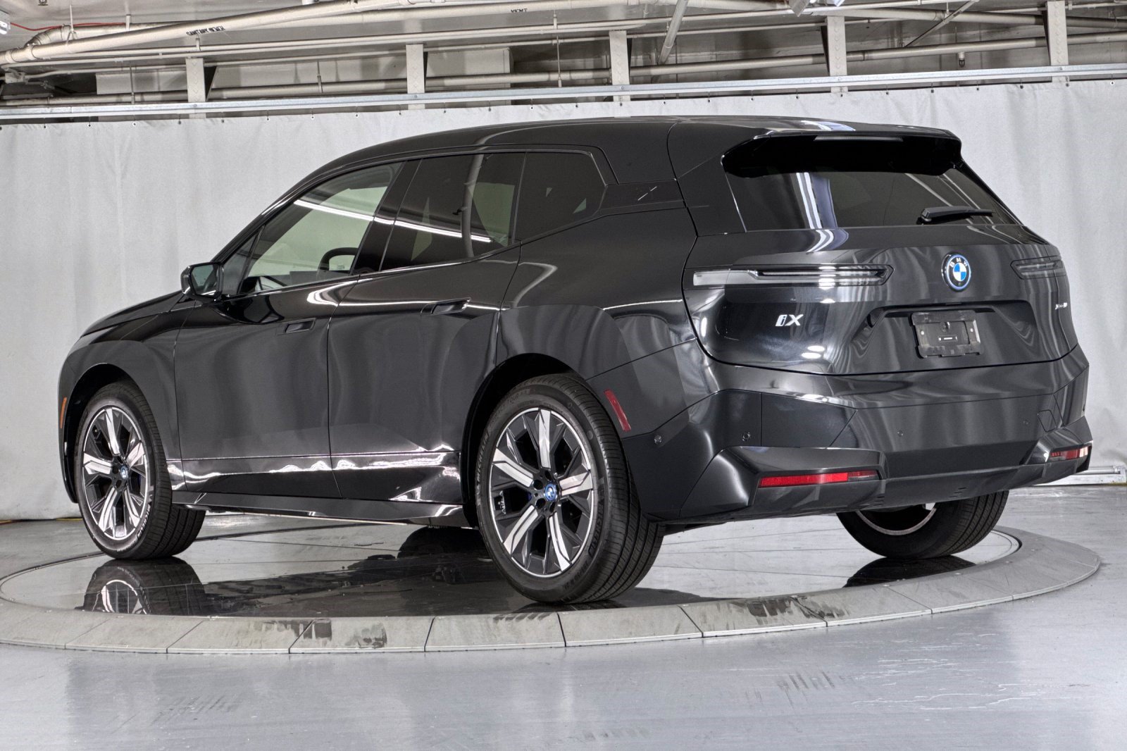 Used 2025 BMW iX xDrive50 AWD/4WD image 3