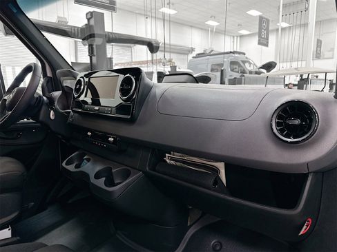 Used 2025 Mercedes-Benz Sprinter 2500 image 27