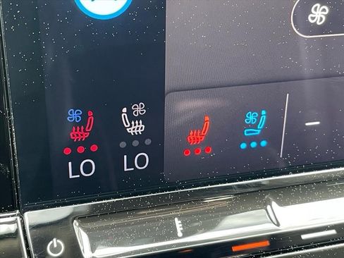 Certified 2025 Volkswagen Atlas SE image 12