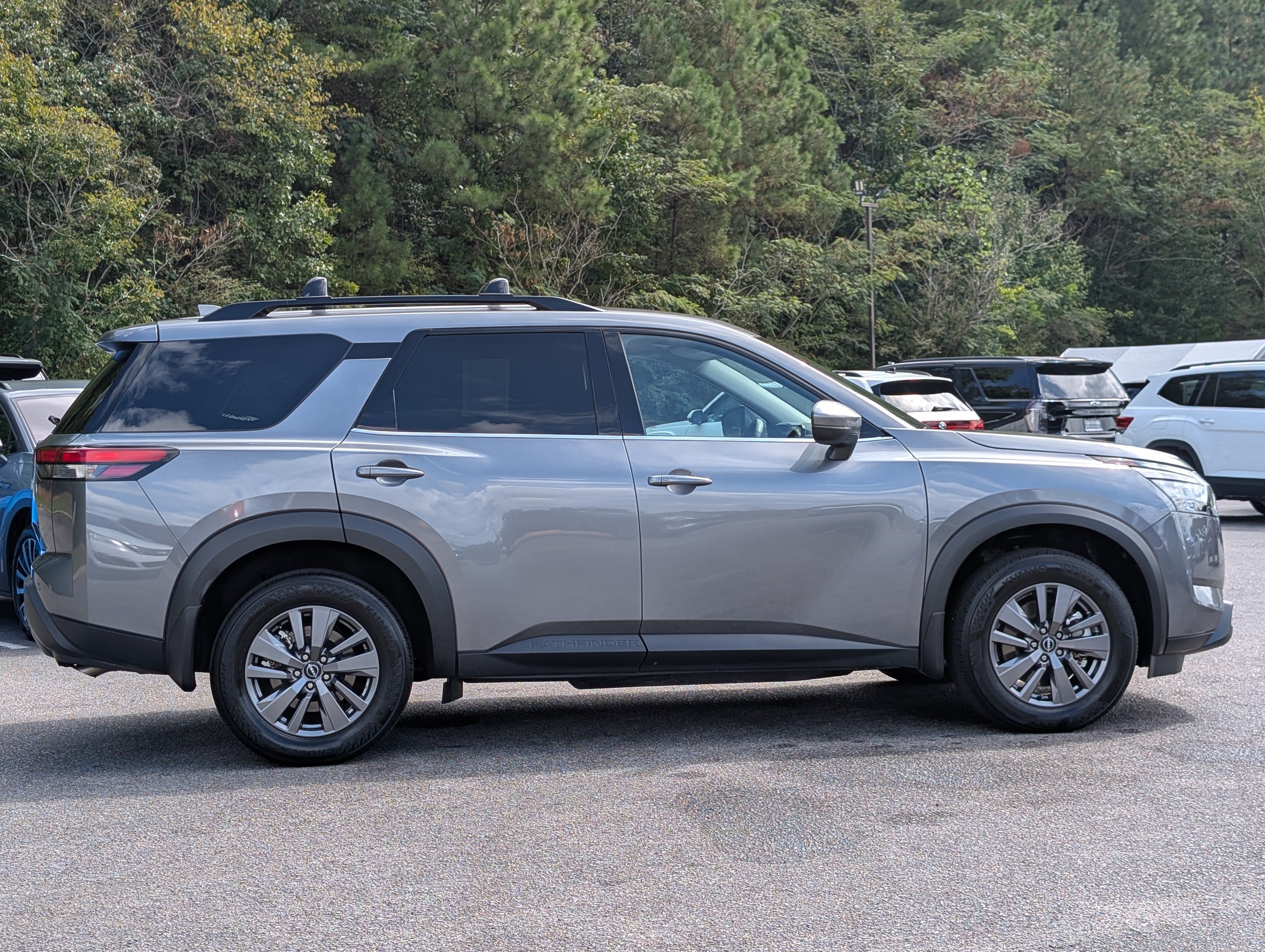 Used 2025 Nissan Pathfinder SV FWD image 10