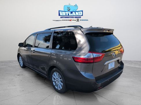 Used 2017 Toyota Sienna L image 3