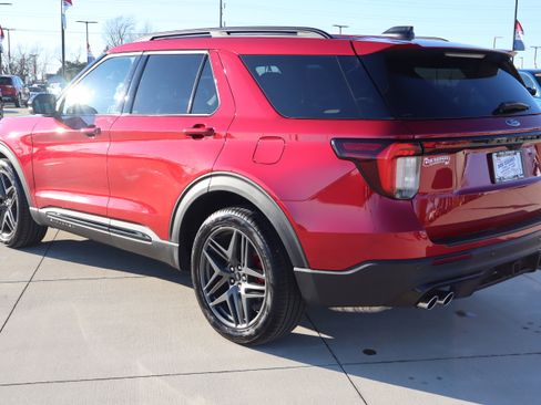 Used 2025 Ford Explorer ST image 7