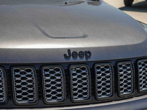 Used 2020 Jeep Grand Cherokee Altitude AWD/4WD image 10