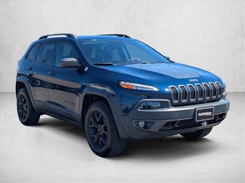 Used 2018 Jeep Cherokee Trailhawk w/ Comfort/Convenience Group AWD/4WD image 3