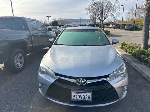 Used 2017 Toyota Camry SE image 2