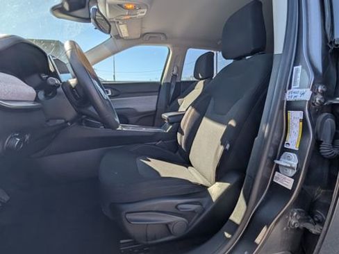 Used 2022 Jeep Compass Sport image 3